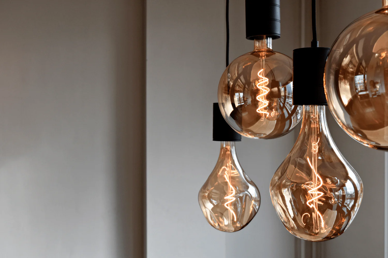 Calex Smart LED Bulb - E27 - Filament - G200 - Gold - Warm White - 7W - Image 4